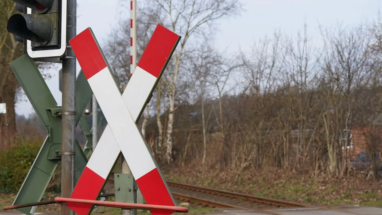 Der betrunkene Autofahrer krachte in ein Andreaskreuz. (Symbolbild) (Foto: Marcus Brandt/dpa)