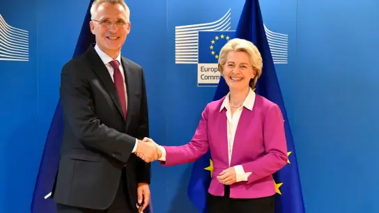 Ursula von der Leyen, Präsidentin der Europäischen Kommission, und Nato-Generalsekretär Jens Stoltenberg vor einem Treffen im Brüsseler EU-Hauptquartier. (Foto: Geert Vanden Wijngaert/AP/dpa)