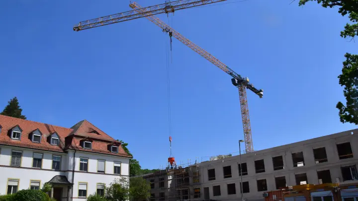 Die Arbeiten für den Ersatzneubau für die Diakoneo-Rangauklinik in Ansbach-Strüth werden fortgesetzt. Auch in dieser Woche waren die Beschäftigten auf der Baustelle aktiv. (Foto: Kurt Güner)