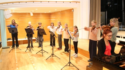 Das Violinenensemble der Städtischen Musikschule trat im Onolidasaal gemeinsam mit anderen Ensembles der Schule auf. (Foto: Alexander Biernoth)