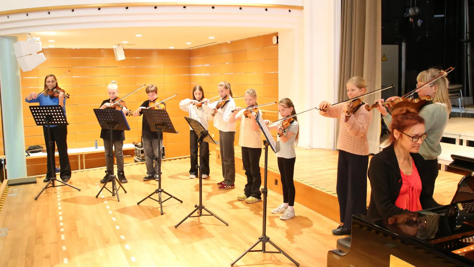 Das Violinenensemble der Städtischen Musikschule trat im Onolidasaal gemeinsam mit anderen Ensembles der Schule auf. (Foto: Alexander Biernoth)