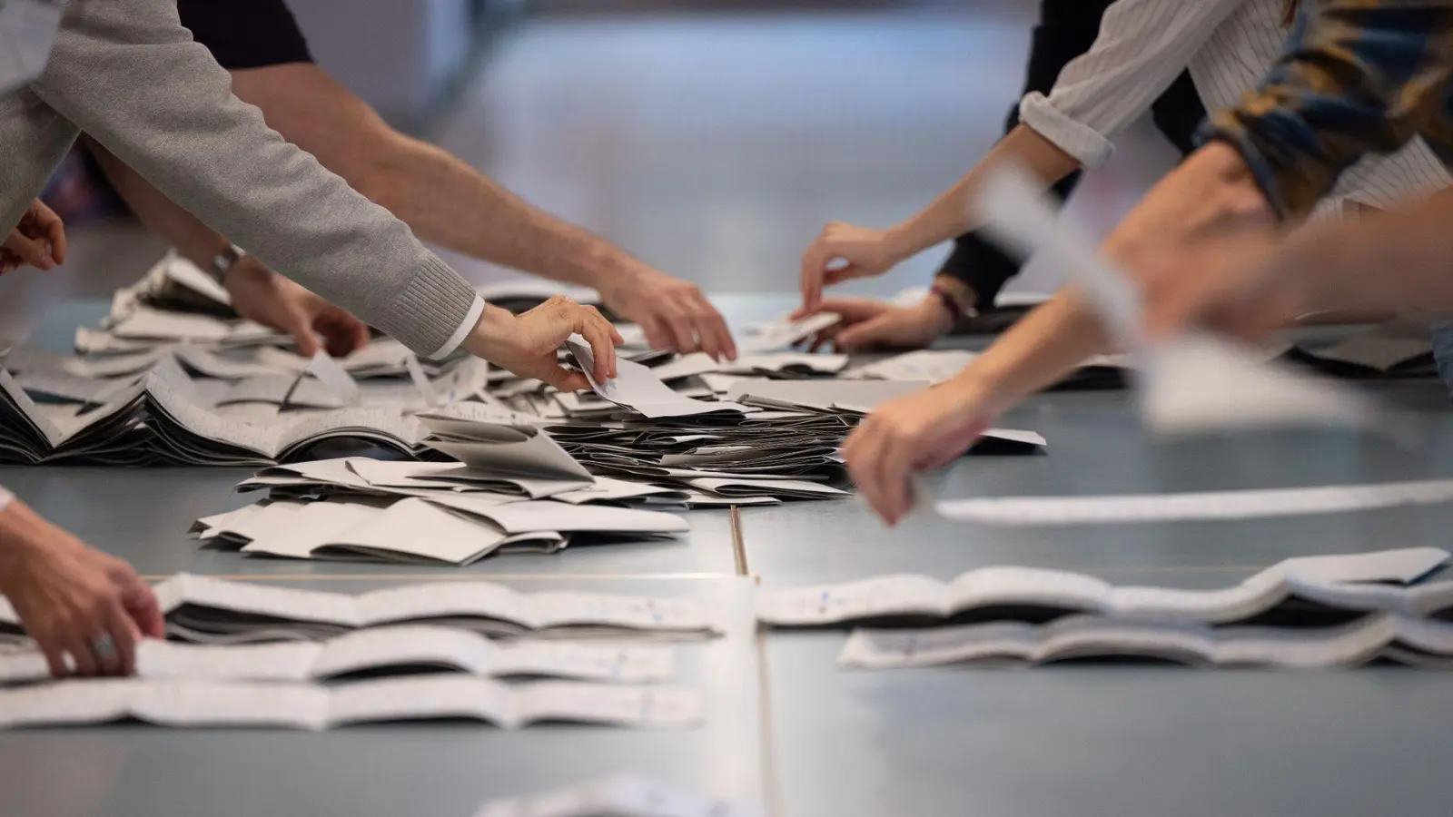 Wahlhelfer und -helferinnen zählen Stimmzettel aus. (Foto: Sebastian Gollnow/dpa/Symbolbild)