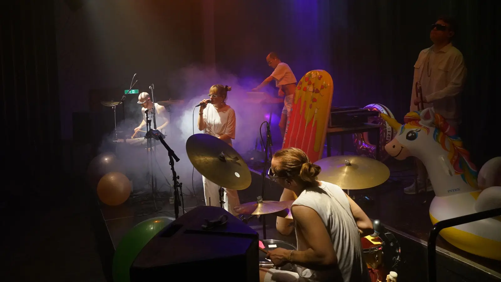 Lieferten Techno samt Aufblas-Einhorn in die Kammerspiele (von links): .Samuel Wooton, Patricia Römer, Georg Stirnweiß, Marco Dufner und Roman Sladek (Posaune). (Foto: Elke Walter)