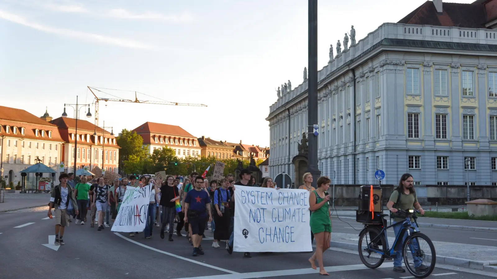 Für einen Systemwandel, weg vom „fossilen Kapitalismus“, ging das Bündnis auf die Straße. (Foto: Jonas Volland)