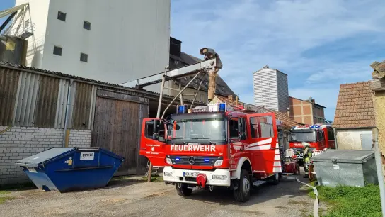 Die Feuerwehren aus Emskirchen, Neustadt/Aisch und Wilhelmsdorf bekämpften in Emskirchen einen Brand in einer Futtermittelfabrik. (Foto: Rainer Weiskirchen)