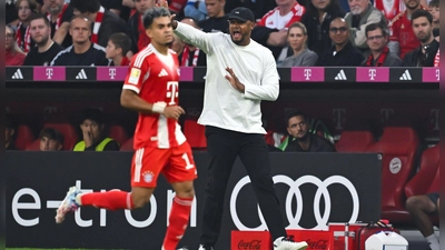 Vincent Kompany (r) gönnt dem gesperrten Luis Díaz einen Kurzurlaub. (Foto: Sven Hoppe/dpa)