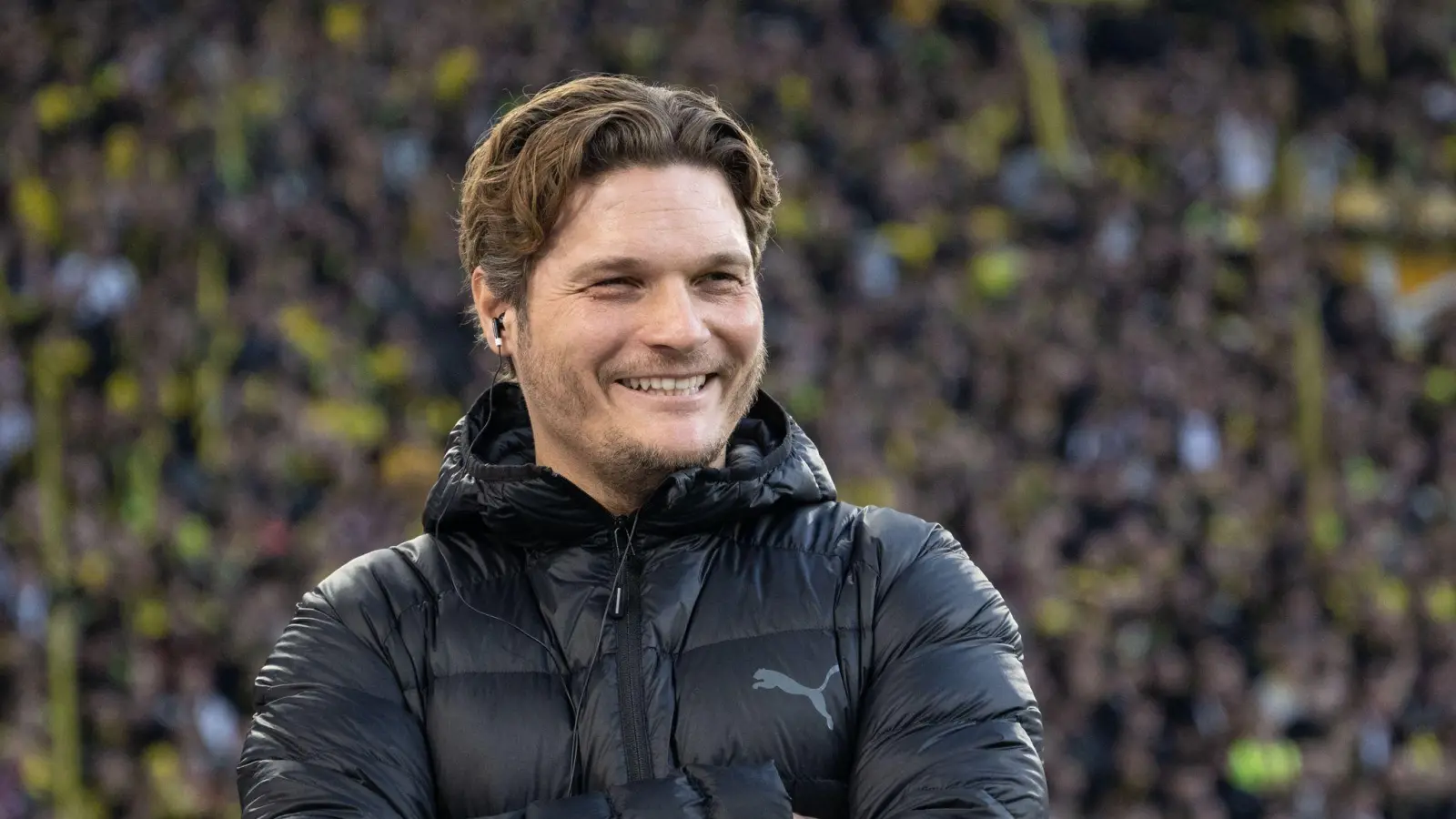 Dortmunds Trainer Edin Terzic lacht vor dem Spiel. (Foto: Bernd Thissen/dpa/Archivbild)