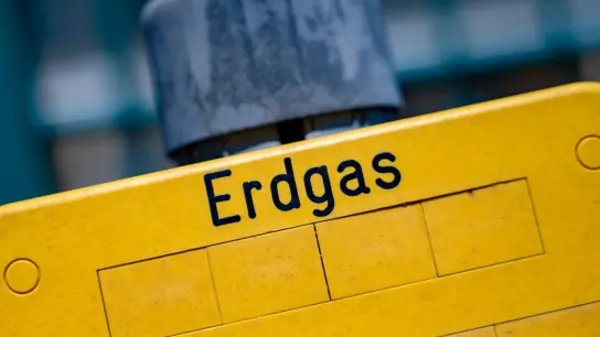 Ein Schild mit der Aufschrift „Erdgas“ dient als Markierung für den unterirdischen Verlauf einer Erdgasleitung. (Foto: Stefan Sauer/dpa/Archivbild)