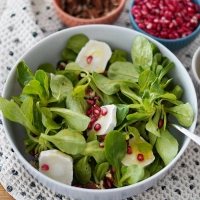 Im Ziegenkäse-Feldsalat sorgen die Pekannüsse für Crunch und die Granatapfelkerne für kleine fruchtige Geschmacksexplosionen. (Foto: Mareike Pucka/biskuitwerkstatt.de/dpa-tmn)
