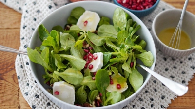 Im Ziegenkäse-Feldsalat sorgen die Pekannüsse für Crunch und die Granatapfelkerne für kleine fruchtige Geschmacksexplosionen. (Foto: Mareike Pucka/biskuitwerkstatt.de/dpa-tmn)