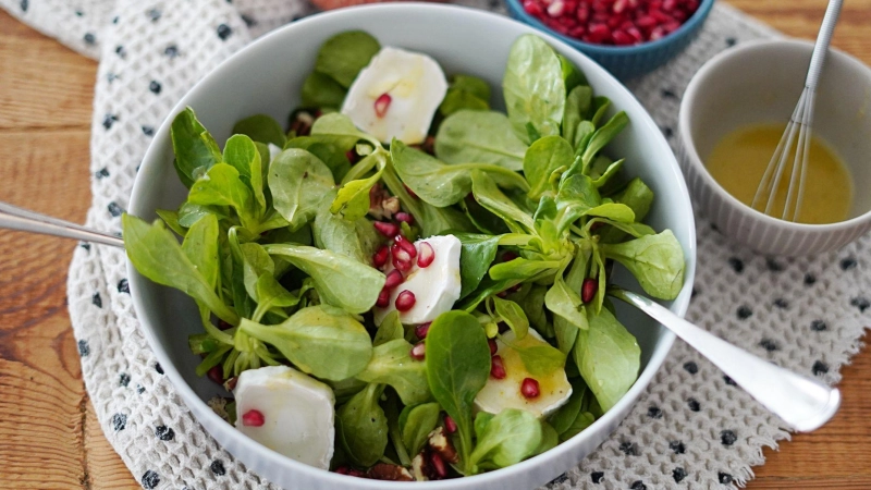 Im Ziegenkäse-Feldsalat sorgen die Pekannüsse für Crunch und die Granatapfelkerne für kleine fruchtige Geschmacksexplosionen. (Foto: Mareike Pucka/biskuitwerkstatt.de/dpa-tmn)