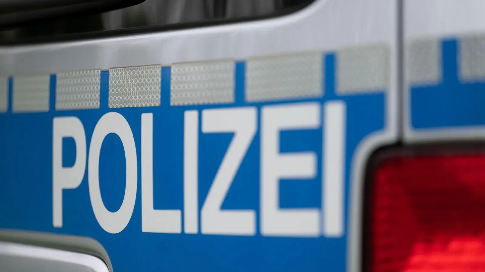 Die Polizei sucht nach einem Mann, der den Autobahnverkehr gestört und einen Beamten angegriffen haben soll. (Symbolbild) (Foto: Marijan Murat/dpa)