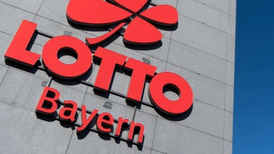 Die Losnummer auf dem Spielschein stimmt mit der Gewinnzahl der Samstagsziehung überein. (Symbolbild) (Foto: Sven Hoppe/dpa)