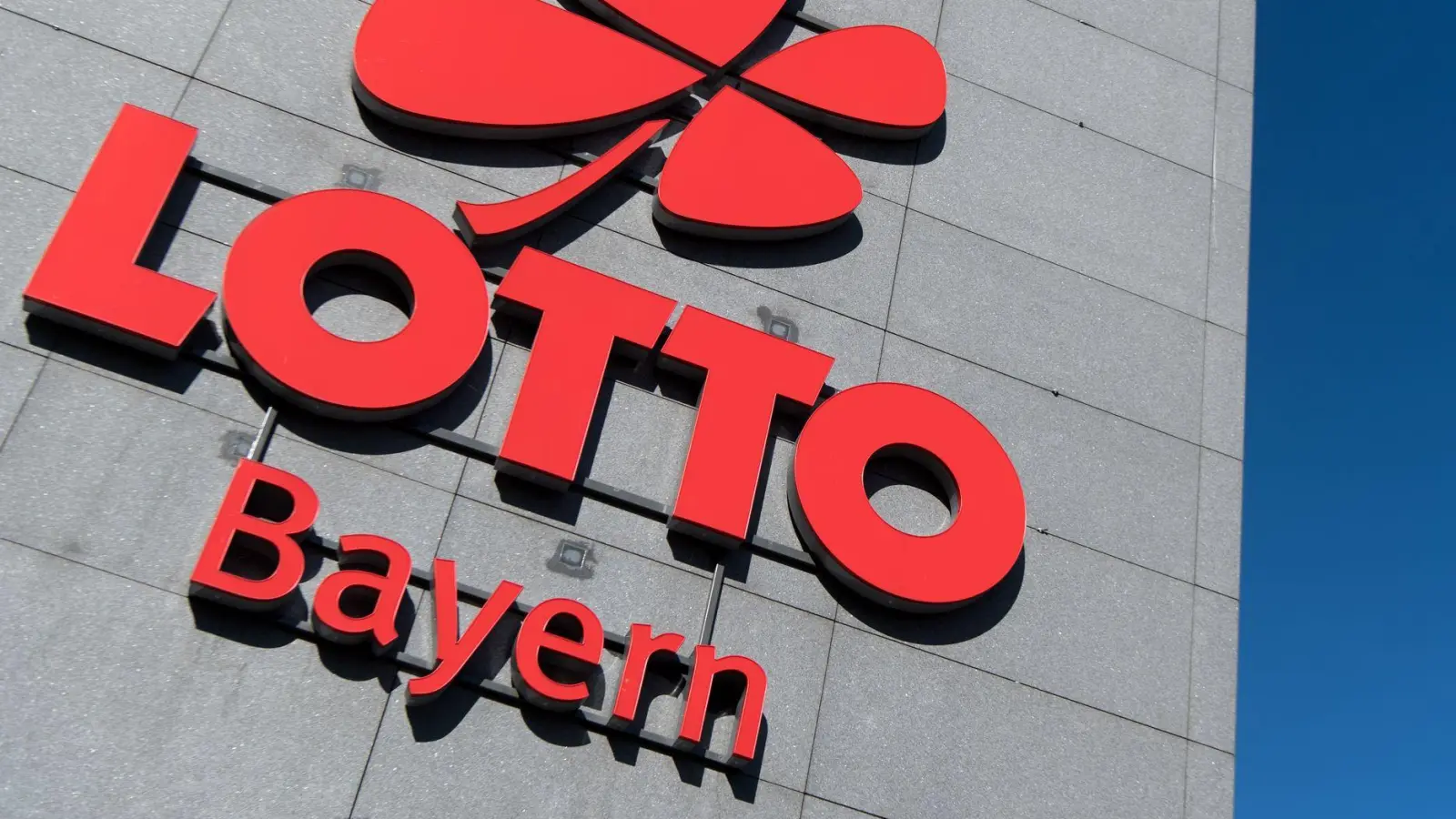 Die Losnummer auf dem Spielschein stimmt mit der Gewinnzahl der Samstagsziehung überein. (Symbolbild) (Foto: Sven Hoppe/dpa)