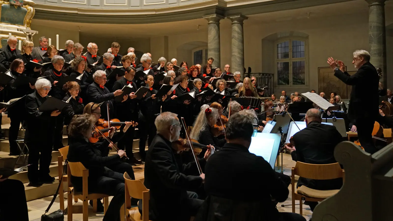 Tango-Messe in großer Besetzung: Kirchenmusikdirektor Carl Friedrich Meyer dirigiert die „Misa a Buenos Aires“. (Foto: Elke Walter)