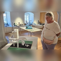 Vom Turm durch den Trichter auf die Landebahn: Zumindest gestalterisch ist das Thema Fliegen Teil der Murmelbahnen, die derzeit im Flugpionier-Museum in Leutershausen bestaunt werden können. (Foto: Wolfgang Grebenhof)