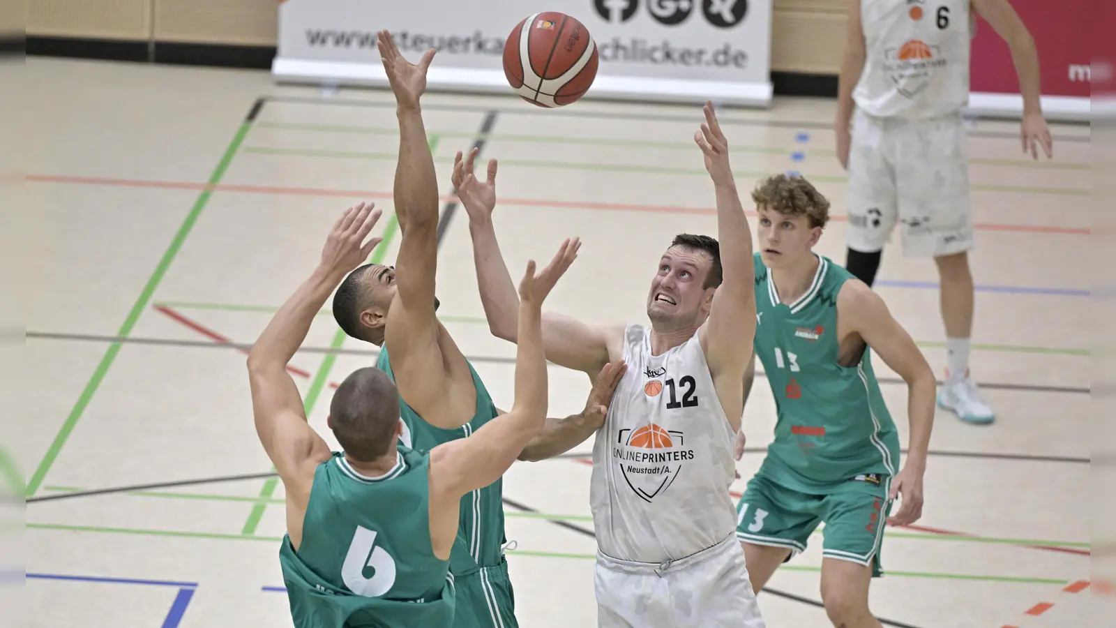 Wird wohl auch gegen Vilsbiburg im Mittelpunkt stehen: der Neustädter Johannes Richter (in Weiß), hier gegen die Ansbacher David Kurpiela, Paul Nzeocha und Tom Stoiber (von links). (Foto: Martin Rügner)