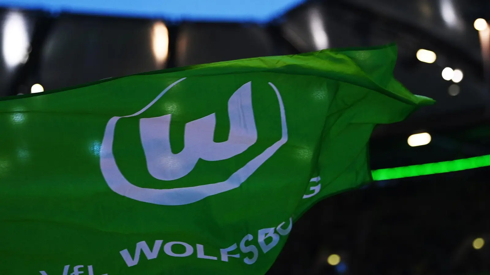 Der VfL Wolfsburg hat einen neuen Mittelfeldspieler verpflichtet (Foto: Swen Pförtner/dpa)