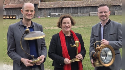 Dr. Markus Rodenberg (von links), Museumsleiterin Professorin Karin Falkenberg und Bezirkstagspräsident Peter Daniel Fortser mit Exponaten der neuen Ausstellung „Lichtblicke“. (Foto: Hans-Bernd Glanz)
