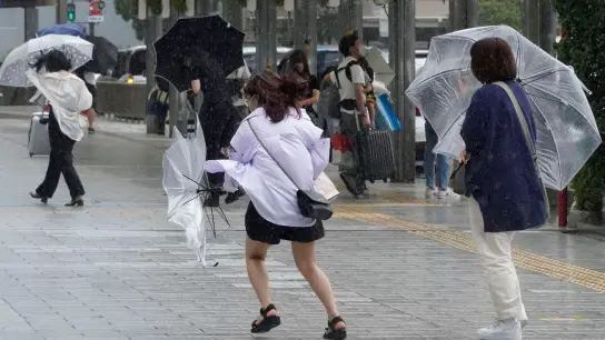 Regen und starker Wind in Hamamatsu. (Foto: Kyodo News/AP/dpa)