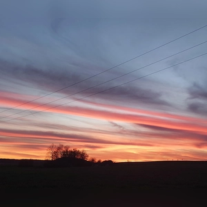 Mystischer Sonnenuntergang - gesehen in Baudenbach (Foto: Elke Oehler)