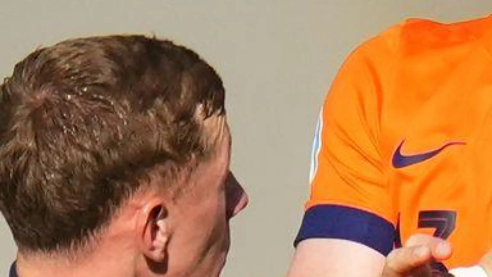 Rav van den Berg (l) ist der zehnte Neuzugang des 1. FC Köln. (Foto: Petr David Josek/AP/dpa)