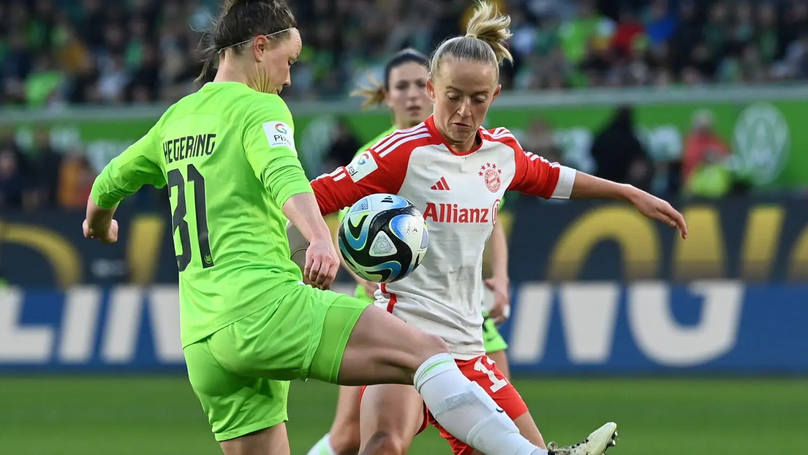 Wolfsburgs Marina Hegering (l) und Münchens Lea Schüller kämpfen um den Ball. (Foto: Swen Pförtner/dpa)