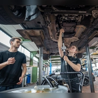 Im dritten Ausbildungsjahr ist Helene Horlamus inzwischen. Auch das Arbeiten im Team, hier mit dem Gesellen Jason Ballwieser, gefällt ihr. (Foto: Mirko Fryska)