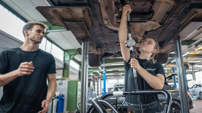 Im dritten Ausbildungsjahr ist Helene Horlamus inzwischen. Auch das Arbeiten im Team, hier mit dem Gesellen Jason Ballwieser, gefällt ihr. (Foto: Mirko Fryska)