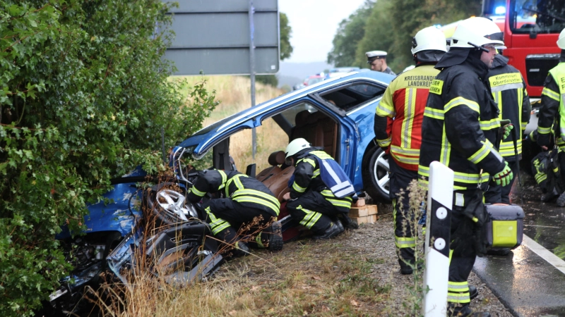 Bei dem Unfall am Freitagabend verformte sich das Auto durch den Aufprall stark. (Foto: NEWS5 / Thomas Haag)