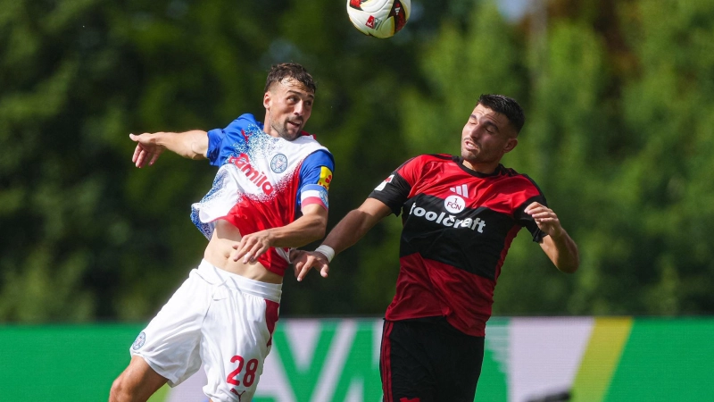 Jonas Meffert (Holstein Kiel, l) und Alexios Kalogeropoulos (1. FC Nürnberg) in Zweikampf. (Foto: Marcel von Fehrn/dpa)