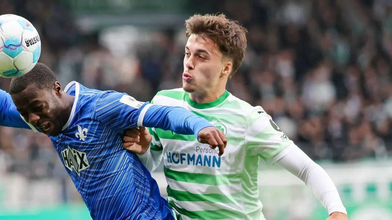  Leander Popp (r) wird erneut verliehen. (Foto: Daniel Löb/dpa)