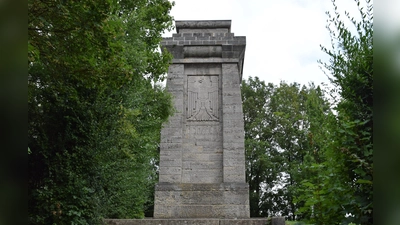 Der Bereich rund um den Bismarckturm ist von außen schlecht einsehbar. Jugendliche nutzen dies, um hier ausgelassen zu feiern. (Foto: Florian Schwab)