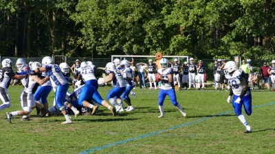 Florian Eichinger (mit Ball) in seiner ersten Saison als Quarterback der Ansbach Grizzlies kurz vor dem Pass auf seinen Mitspieler. (Foto: Ansbach Grizzlies)