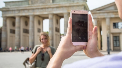 Urlaubsfotos mit Hilfe: Schöne Aufnahmen gelingen auch ohne Selfie-Arm. (Foto: Christin Klose/dpa-tmn)