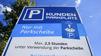 Die Parkregeln müssen auf Parkplätzen eindeutig ausgeschildert sein. (Foto: Jan Woitas/dpa)