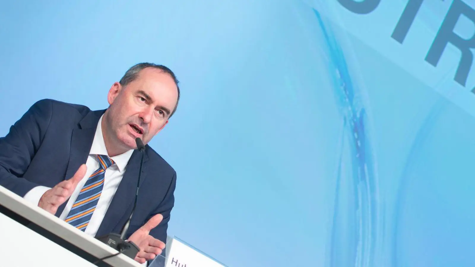 Wirtschaftsminister Hubert Aiwanger im Jahr 2020 bei der Vorstellung der bayerischen Wasserstoffstrategie. (Archivbild) (Foto: Timm Schamberger/dpa)