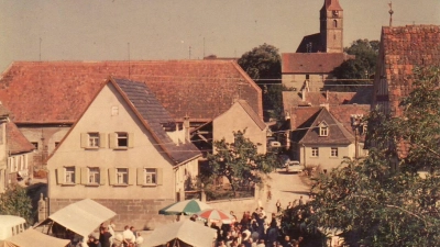 1965, als der frühere Lehrer und Kreisheimatpfleger Oskar Opitz dieses Foto machte, herrschte noch Gedränge auf dem Markt. (Archivfoto: Oskar Opitz)