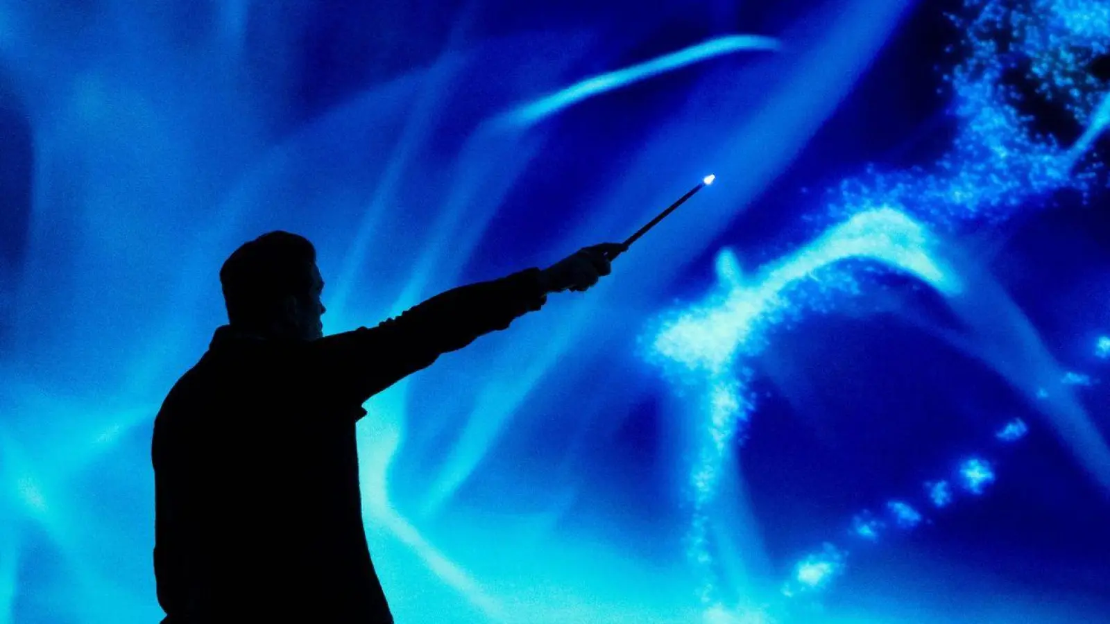 Ausgestattet mit einem Zauberstab können Besucher durch die Ausstellung „Harry Potter: Visions of Magic“ laufen. (Foto: Marius Becker/dpa)
