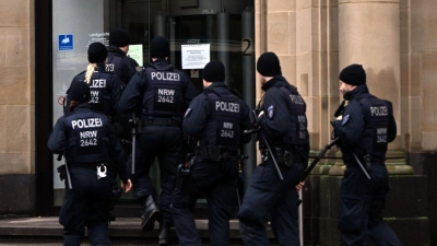 Polizisten sichern das Gerichtsgebäude in Duisburg. (Foto: Federico Gambarini/dpa)