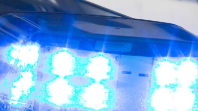 Eine Blaulicht leuchtet auf dem Dach eines Polizeiwagens. (Foto: Friso Gentsch/dpa/Archivbild)