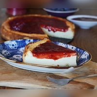 Fruchtig veredelt: Der Käsekuchen bekommt nach dem Backen einen Pflaumenspiegel. (Foto: Mareike Pucka/biskuitwerkstatt.de/dpa-tmn)