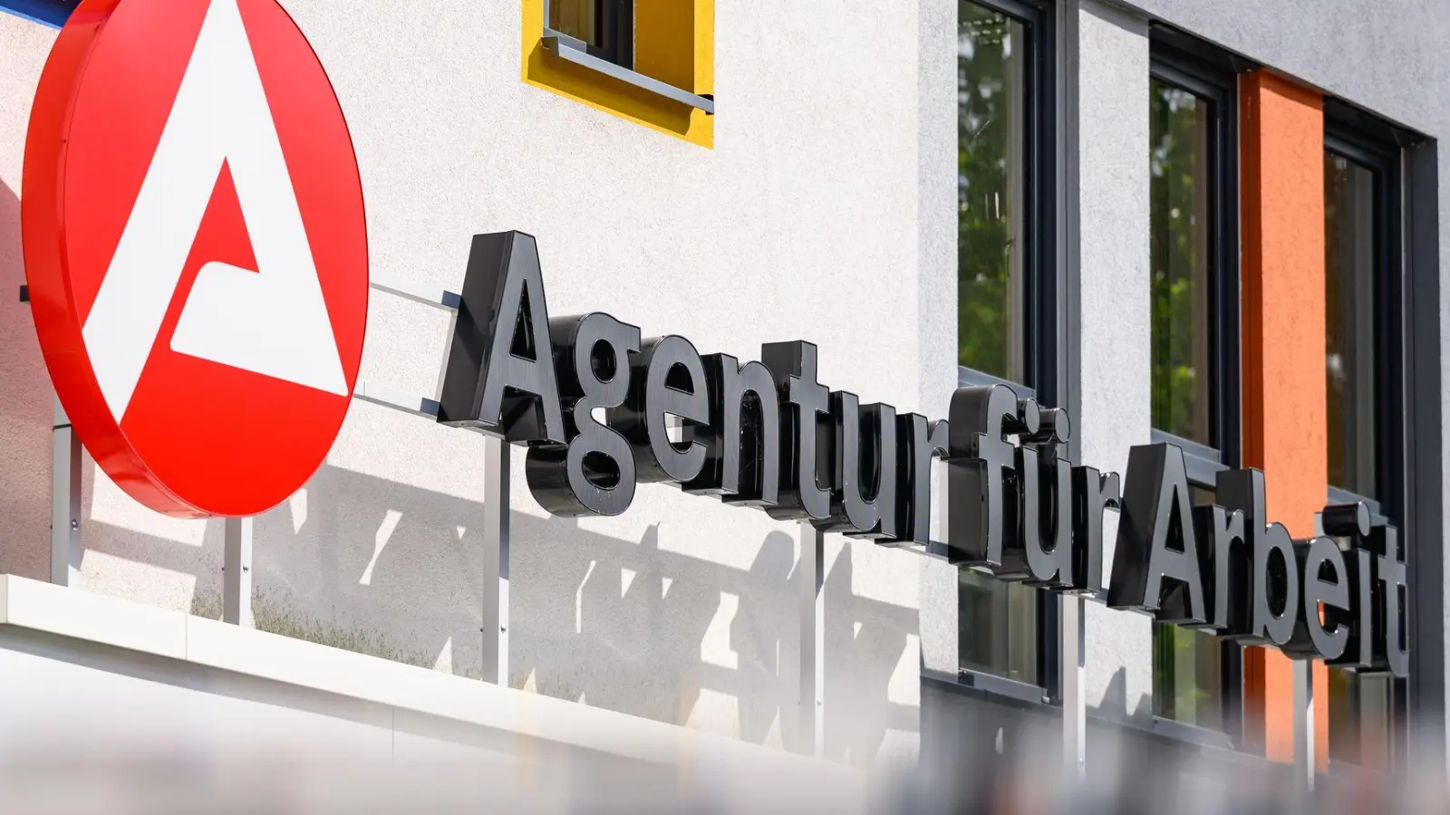 Die Zahl der Arbeitslosen ist im Mai nur verhältnismäßig leicht gesunken. (Archivbild) (Foto: Patrick Pleul/dpa)