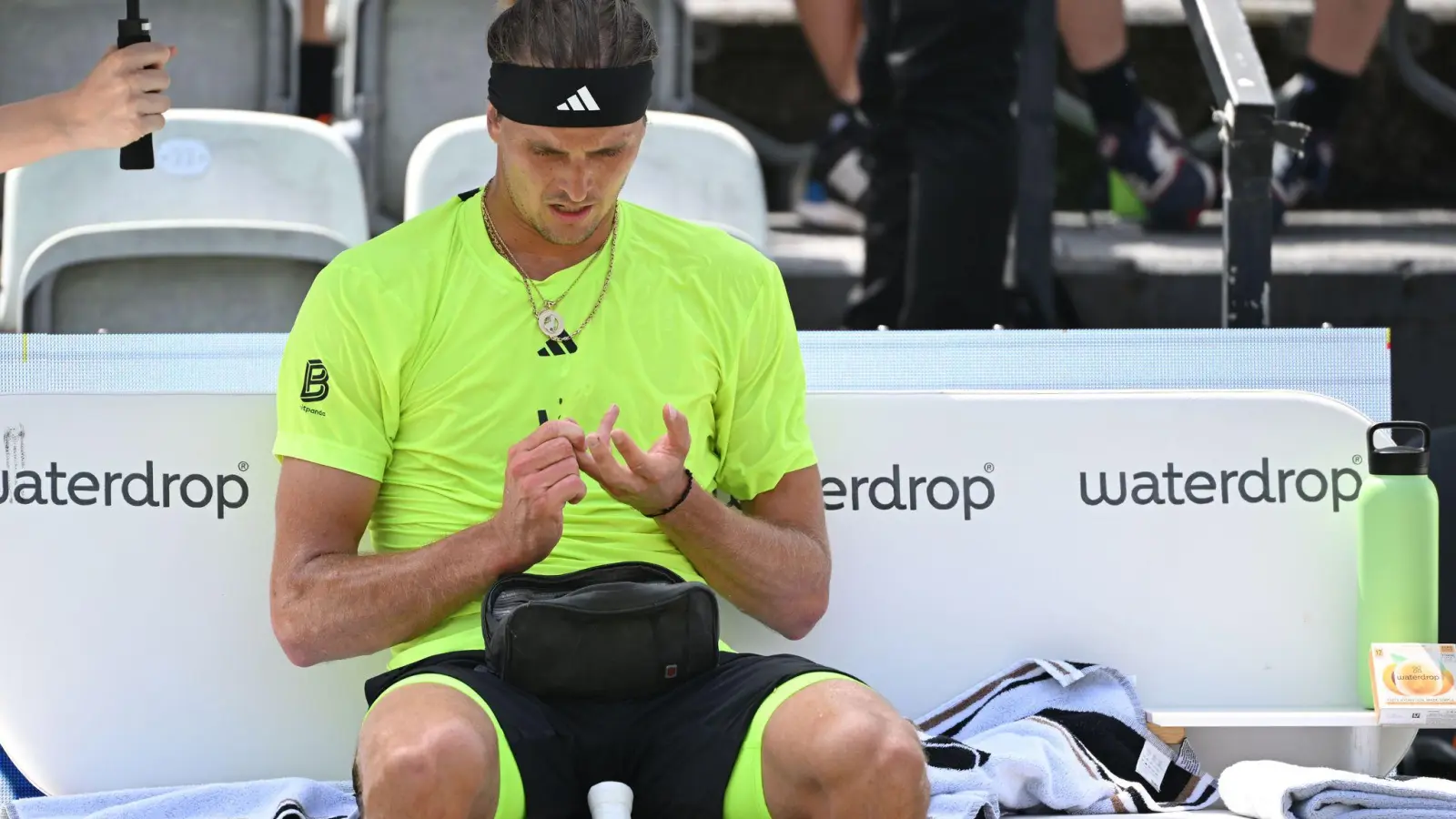 Regelmäßig überprüft Alexander Zverev während seiner Tennis-Matches seinen Blutzuckerwert. (Archivbild) (Foto: Marijan Murat/dpa)