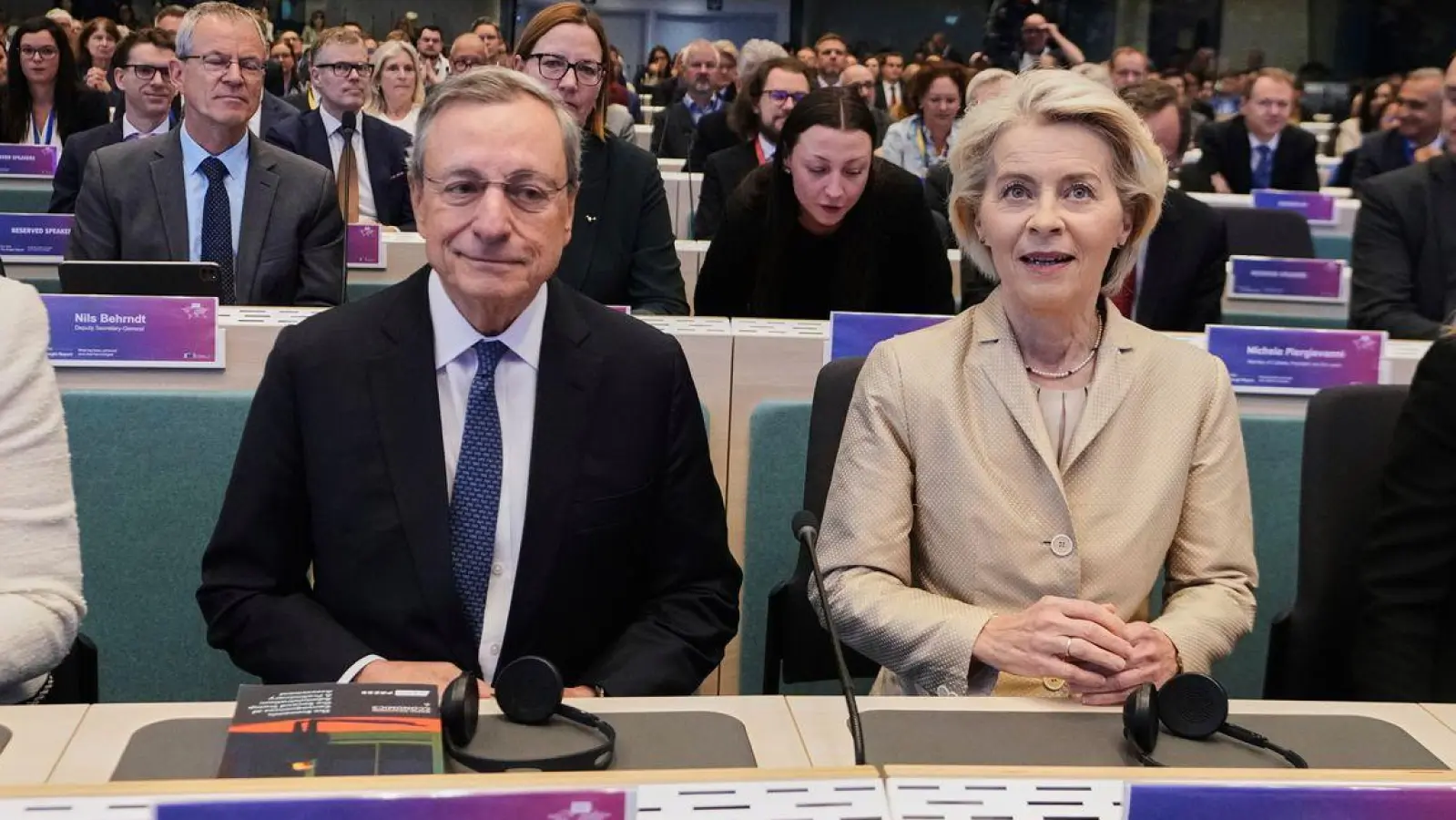 Mario Draghi (M.l.) und Ursula von der Leyen (M.r.) in Brüssel. Vor fast genau einem Jahr hat der frühere EZB-Chef seinen Bericht über Europas Wettbewerbsfähigkeit vorgestellt. (Foto: Virginia Mayo/AP/dpa)
