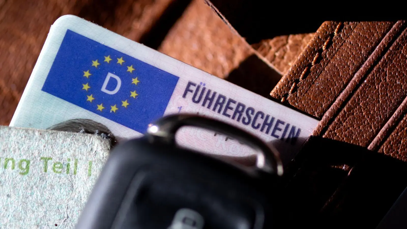 Zwei Fälle in Zusammenhang mit falschen Führerscheinen beschäftigen die Polizei in Kitzingen. (Symbolbild) (Foto: Sven Hoppe/dpa)