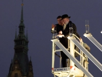 Andreas Dressel, Finanzsenator, und Shlomo Bistritzky, Landesrabbiner von Hamburg, entzünden zusammen den Chanukka Leuchter auf der Reesendammbrücke am Jungfernstieg. (Foto: Georg Wendt/dpa)