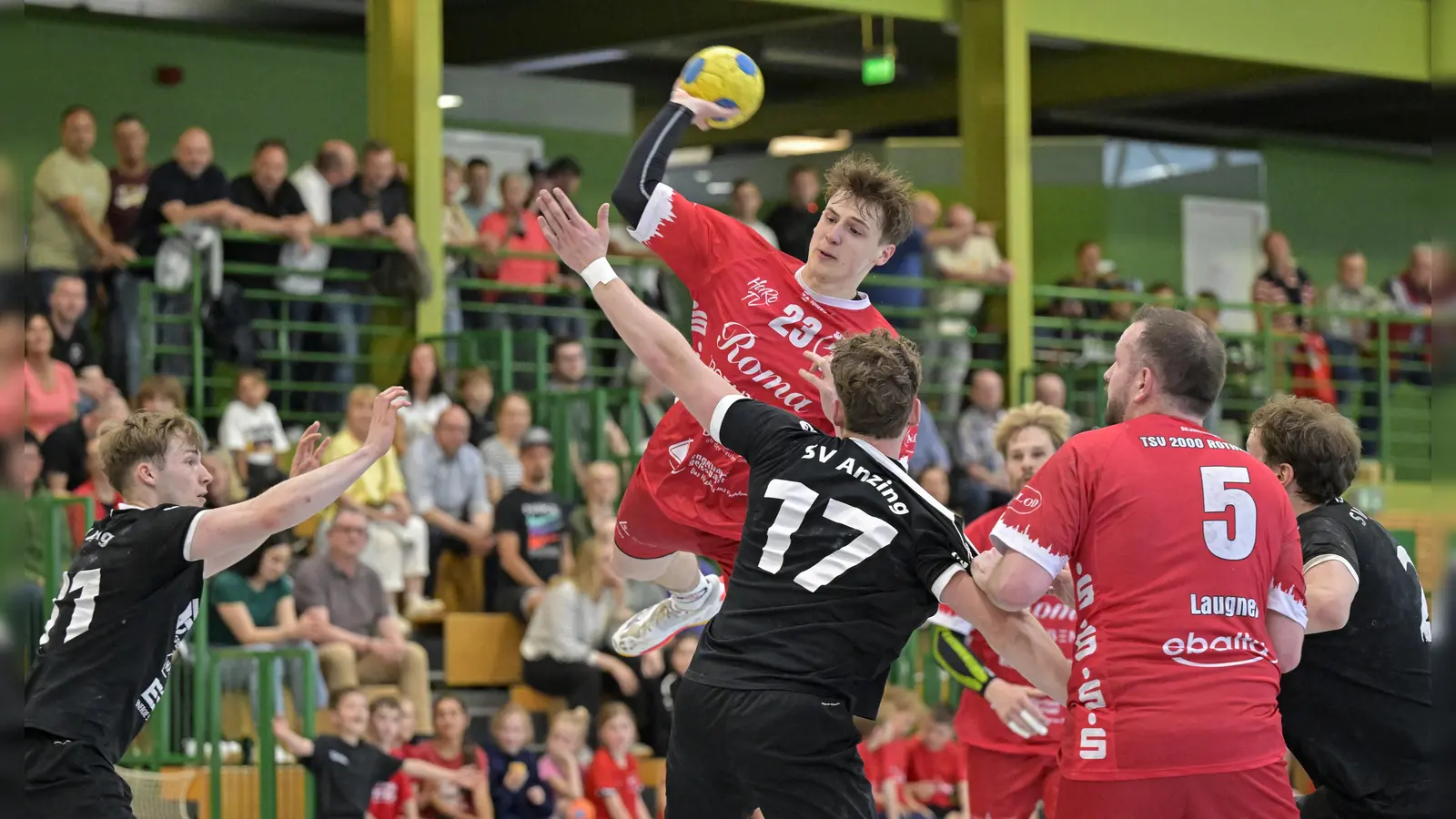Felix Wack (mit Ball) steuerte fünf Tore zum Rothenburger Sieg gegen Anzing (mit der Nummer 17 Sebastian Felber) bei. Rechts beobachtet Daniel Laugner, mit neun Treffern der beste TSV-Torschütze, die Szene. (Foto: Martin Rügner)