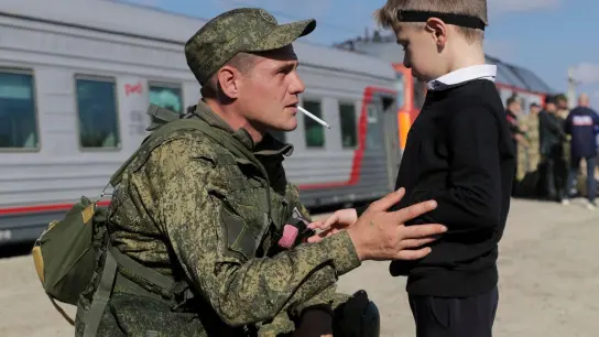 Ein russischer Rekrut spricht mit seinem Sohn, bevor er einen Zug am Bahnhof in Prudboi besteigt. Der ukrainische Präsident Wolodymyr Selenskyj hat die russische Bevölkerung aufgefordert, sich gegen Kremlchef Wladimir Putin aufzulehnen und den Krieg zu stoppen. (Foto: -/AP/dpa)