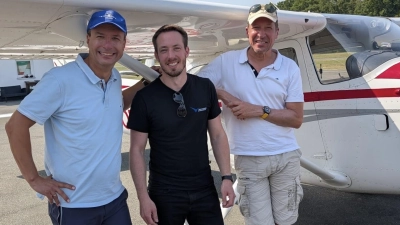 Fabian Fersterra (Mitte) darf in Deutschland und Europa künftig eigenständig fliegen. Das freut auch Fluglehrer Martin Lehr (links) und Prüfer Ralph Zeise. (Foto: Aeroclub Ansbach)